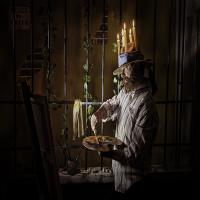 1888. Alcune volte Van Gogh usciva di notte per dipingere vari angoli della cittÃ . Per poter veder meglio quello che dipingeva sulla tela, si fermava con un foulard delle candele accese intorno al cappello