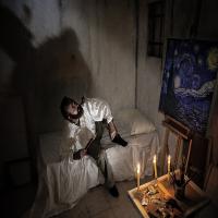 Giugno 1889. E' un periodo disastroso per la stabilitÃ  psichica di Van Gogh, cosÃ¬ viene internato in manicomio. Il fratello ThÃ¨o riesce a fagli avere nella sua stanza il cavalletto ed i colori per dipingere. Da qui dipinse " la notte stellata "